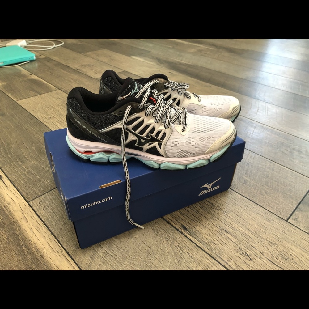 Mizuno Wave Horizon Running Shoes